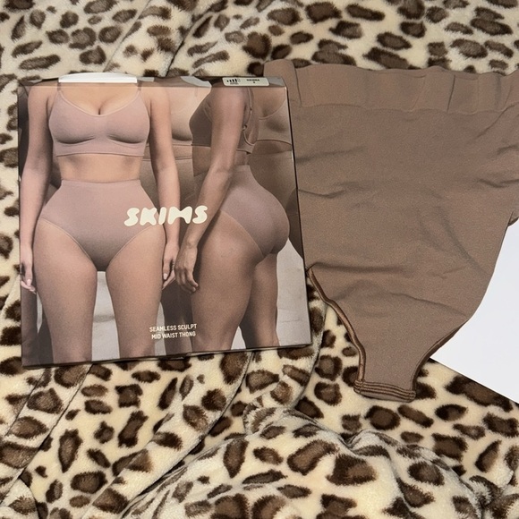 New 
Shaping Underwear
MID WAIST THONG‎ - Picture 8 of 10